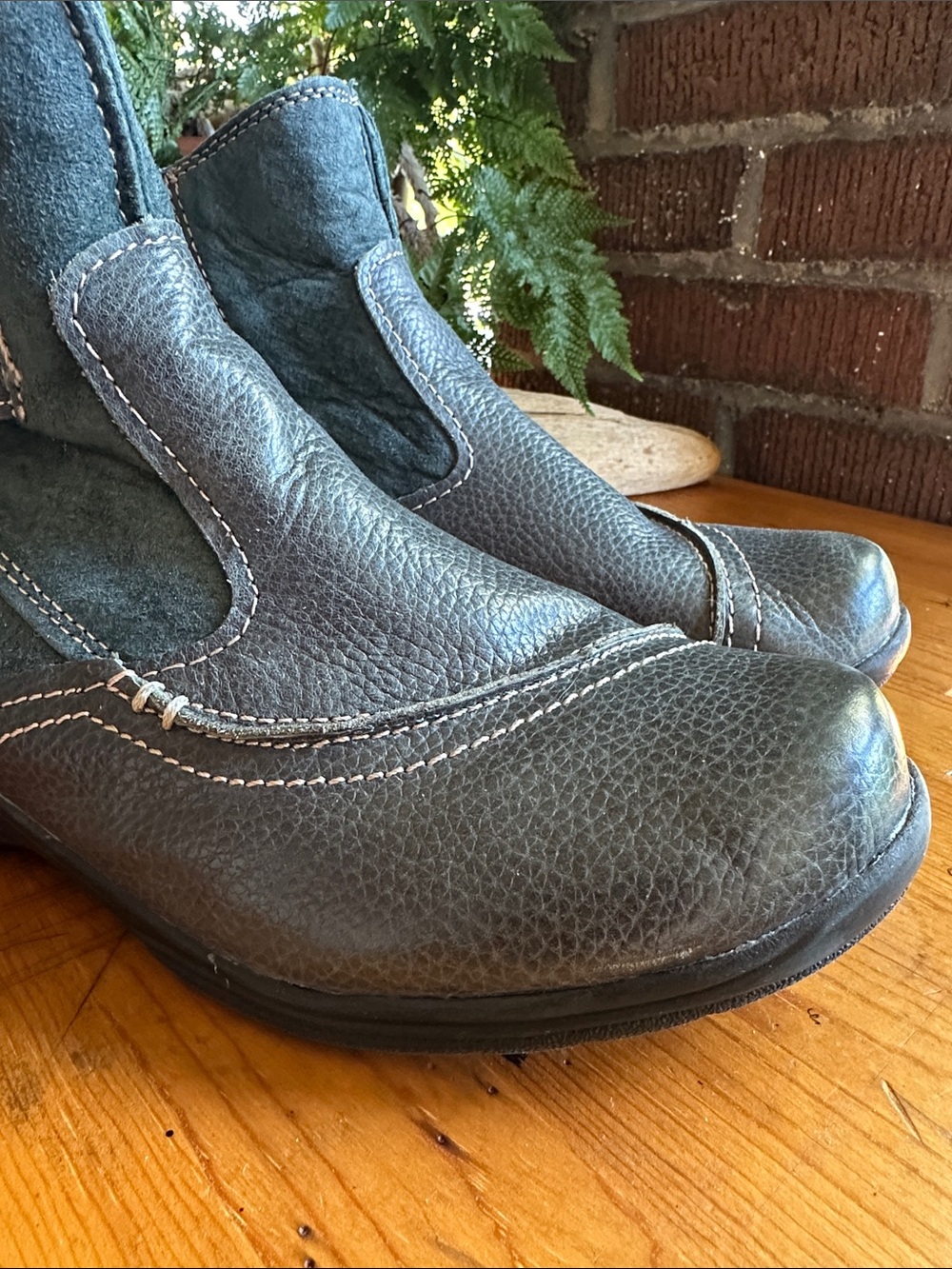 Earth Origins Dayton forest green leather/suede side zip comfort boot. Size 10 - Picture 4 of 10